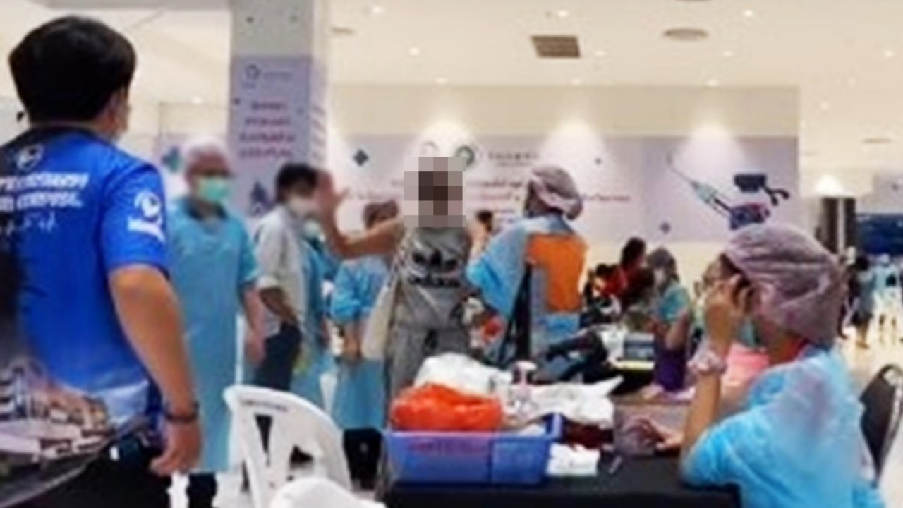 ง้างมือรอเลย หญิงอารมณ์ฉุนเฉียว ขู่พยาบาลฉีดวัคซีนลั่น ถ้าเจ็บตบ (คลิป)