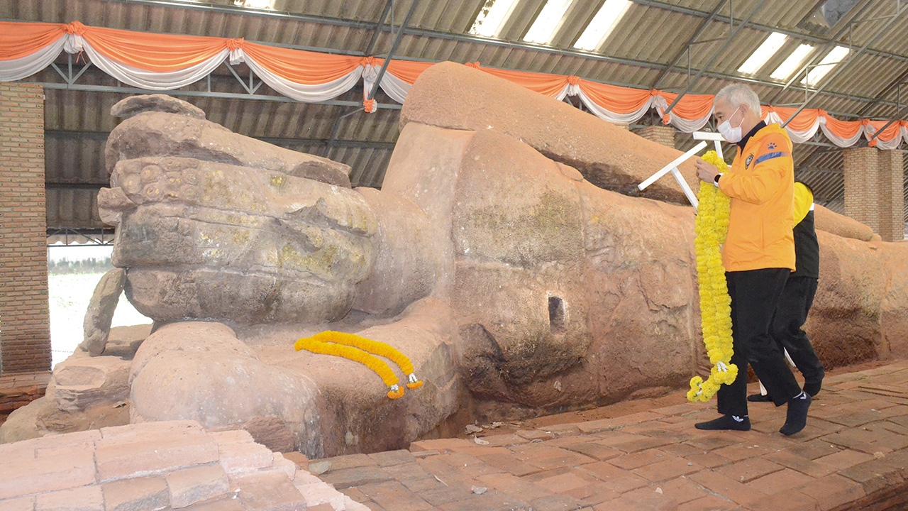 "สุวัจน์" นำทีมชาวโคราช บูรณะพระนอนอายุ 1,300 ปี หลังถูกน้ำท่วมหนัก