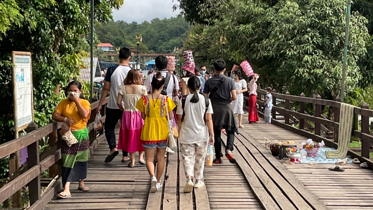 สังขละบุรีมีชีวิตชีวา คนแห่เที่ยวคึกคัก ร้านอาหารขายดี โรงแรมจองเต็ม 