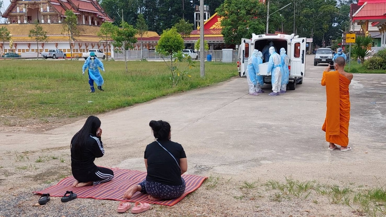 สุดเศร้า ลูกกราบลาศพพ่อ ท้ายรถกู้ภัย ป่วยติดเตียงเสียชีวิตจากโควิด