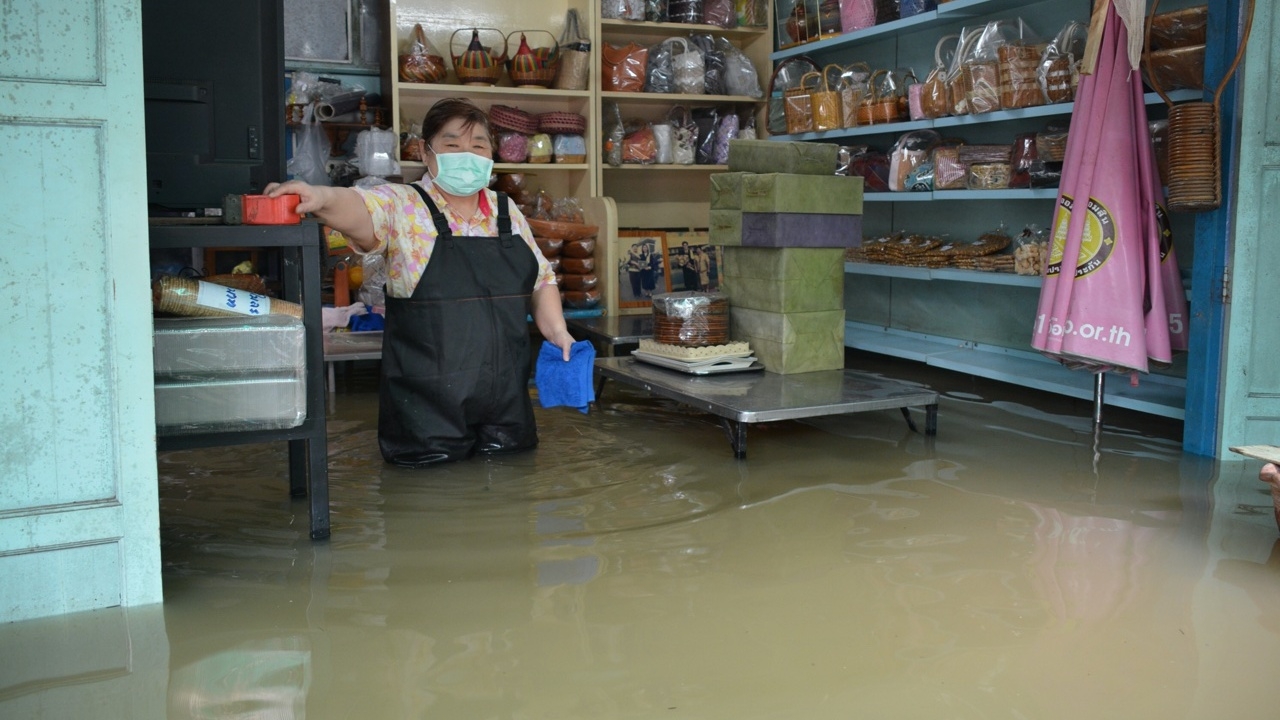 เจ้าพระยาล้น ระดับสูงกว่าถนน-ตลาดปากเกร็ด เร่งเสริมคันกั้น