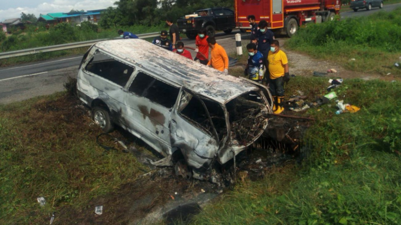  รถตู้ตกถนนไฟลุก ตาย 1 เจ็บ 4 คาดคนขับหลับใน