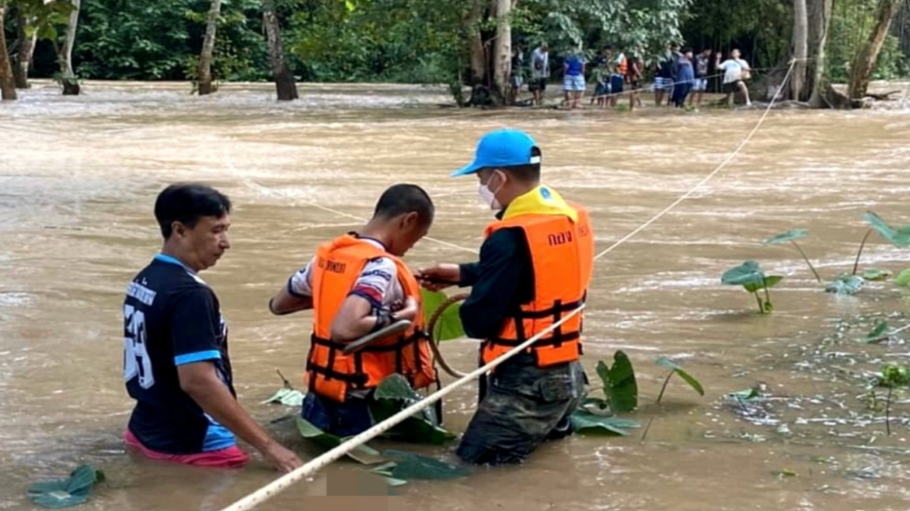 ระทึก ช่วย 23 ชีวิต น้ำป่าถล่มจุดกางเต็นท์ที่สวนผึ้ง กลางดึก 