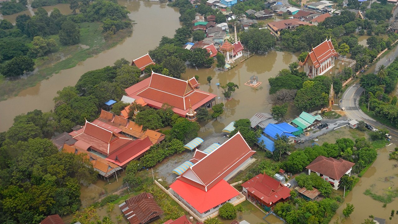 ท่าจีนล้นทะลักต่อเนื่อง ท่วมเข้าเมืองสุพรรณบุรี น้ำป่าถล่มสวนผึ้งหนีวุ่น