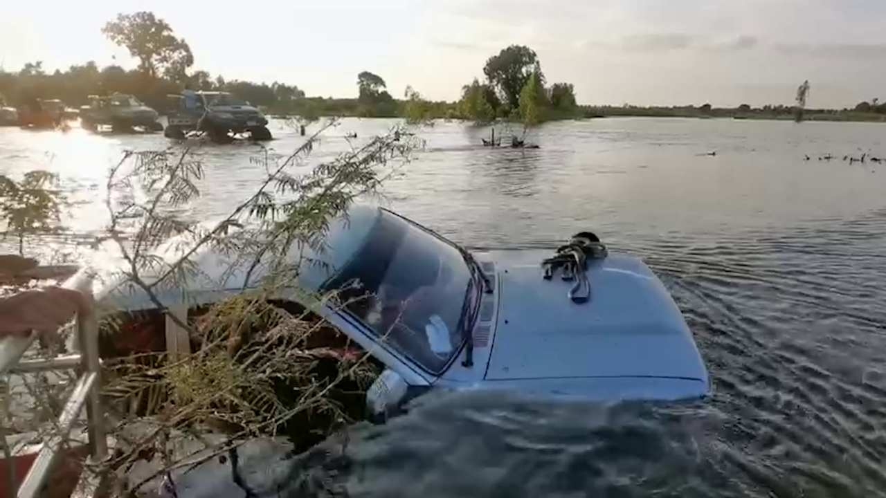 ลุงวัย 61 ขับรถพาพ่อชมวิวน้ำท่วม แต่น้ำซัดตกถนน โชคดีหนีทันรอดหวุดหวิด