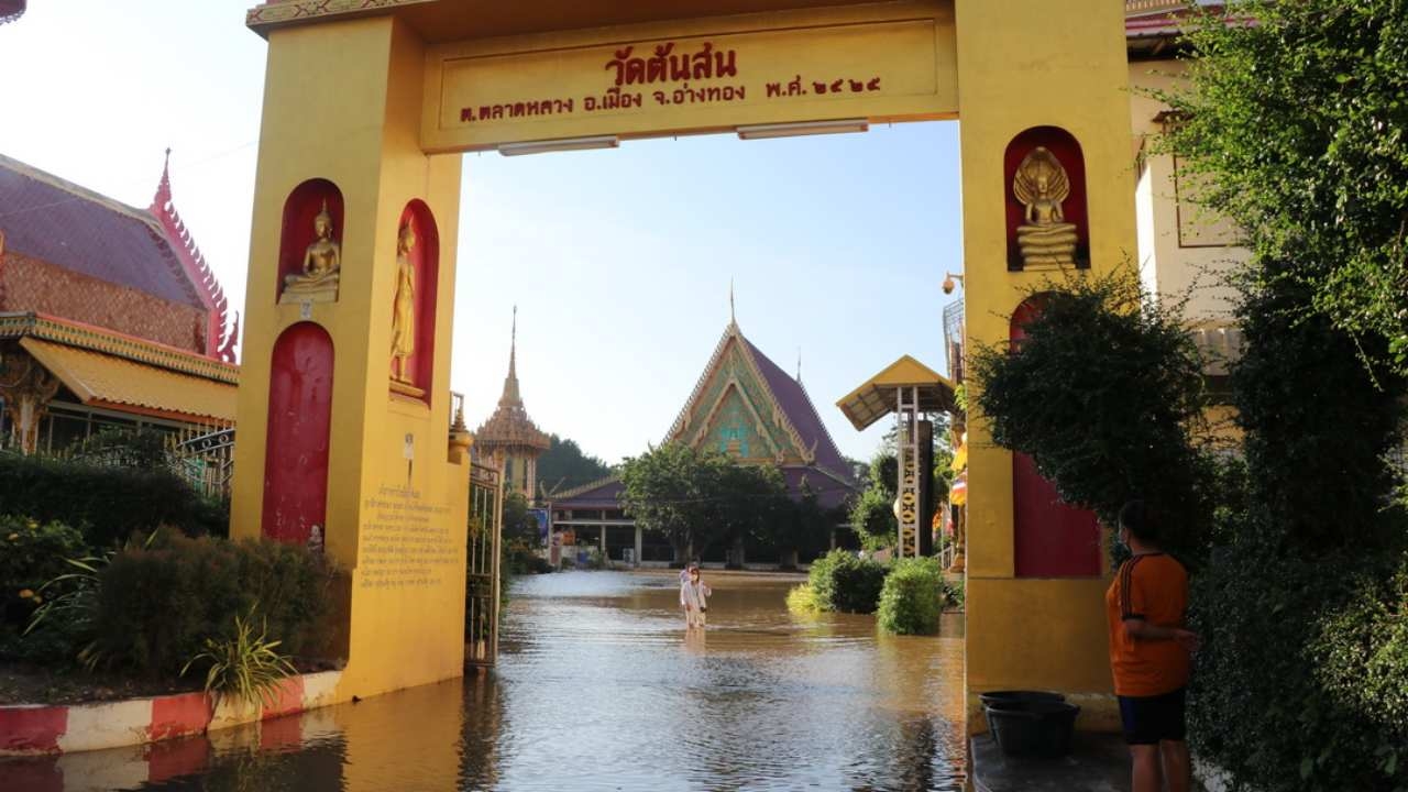 เผยน้ำเจ้าพระยาทะลักเข้าวัดต้นสน อุดรูรั่วได้ แต่ยังท่วมวัดกว่า 1 เมตร