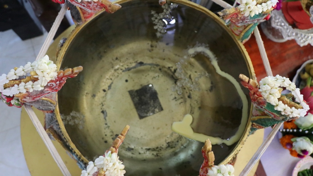 คนดวงเฮงมาแก้บน "แม่แก้วเรือนทอง" พร้อมขอ "เลขเด็ด" อ่างน้ำมนต์ลุ้นโชค