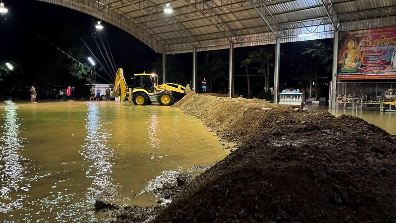 ระดมบิ๊กแบ็กอุดรอยรั่ว หยุดน้ำเจ้าพระยาทะลัก ที่วัดต้นสน จ.อ่างทองได้แล้ว