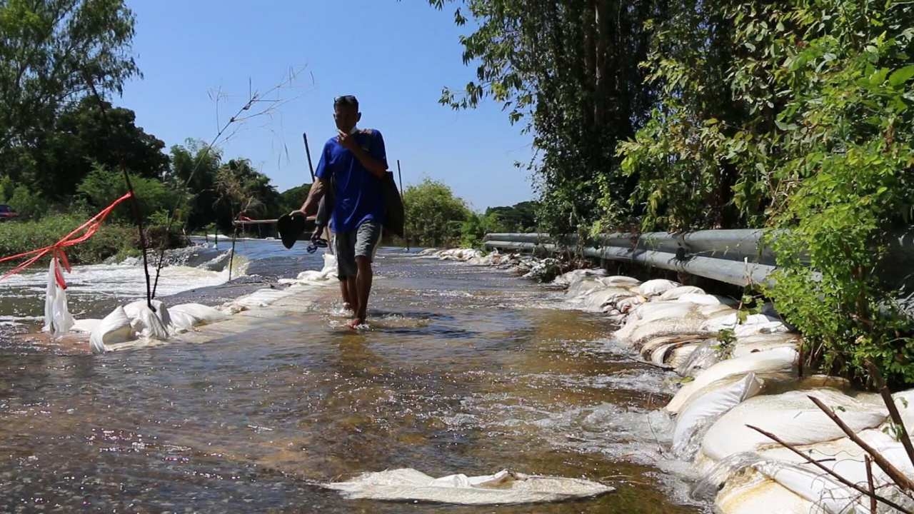 น้ำชีล้นท่วม อ.ชนบท รอบที่ 2 อบต.ท่ากระเสริมซ่อมพนังกั้นน้ำพองที่ถล่มแล้ว