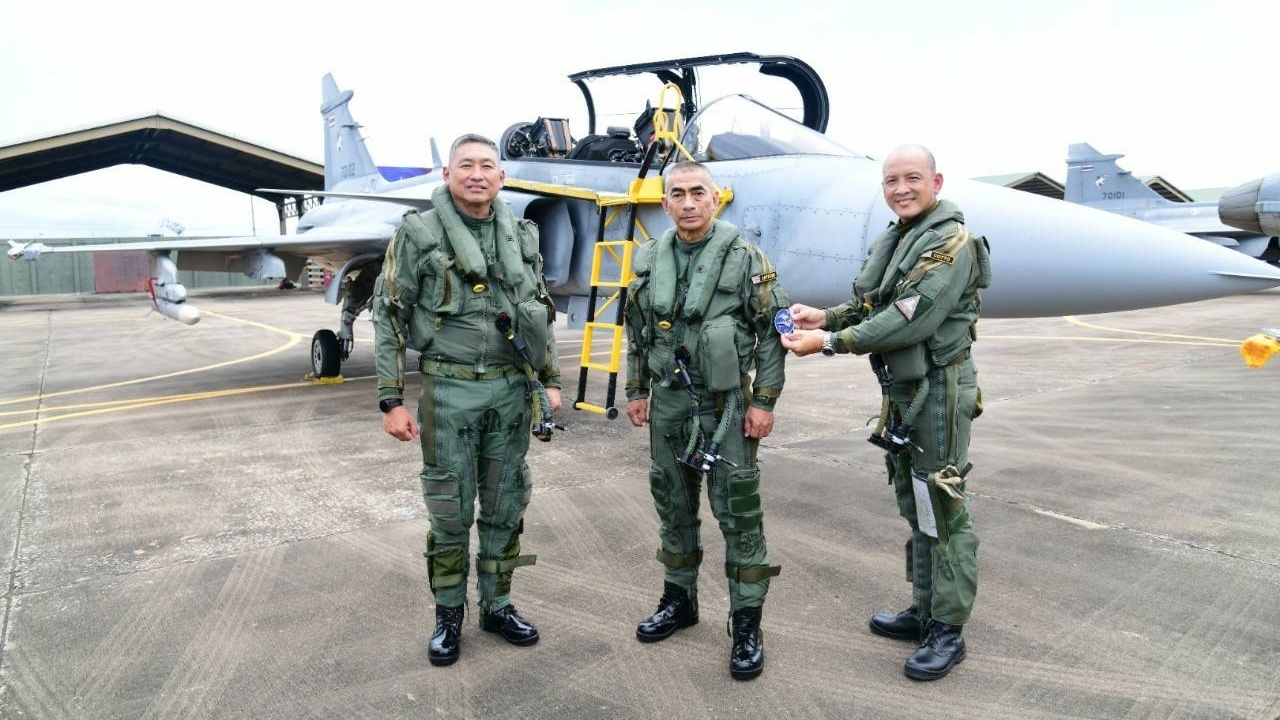 "บิ๊กแก้ว-บิ๊กป้อง" บินกริพเพนทดสอบขีดความสามารถ ปฏิบัติการรบทางอากาศ