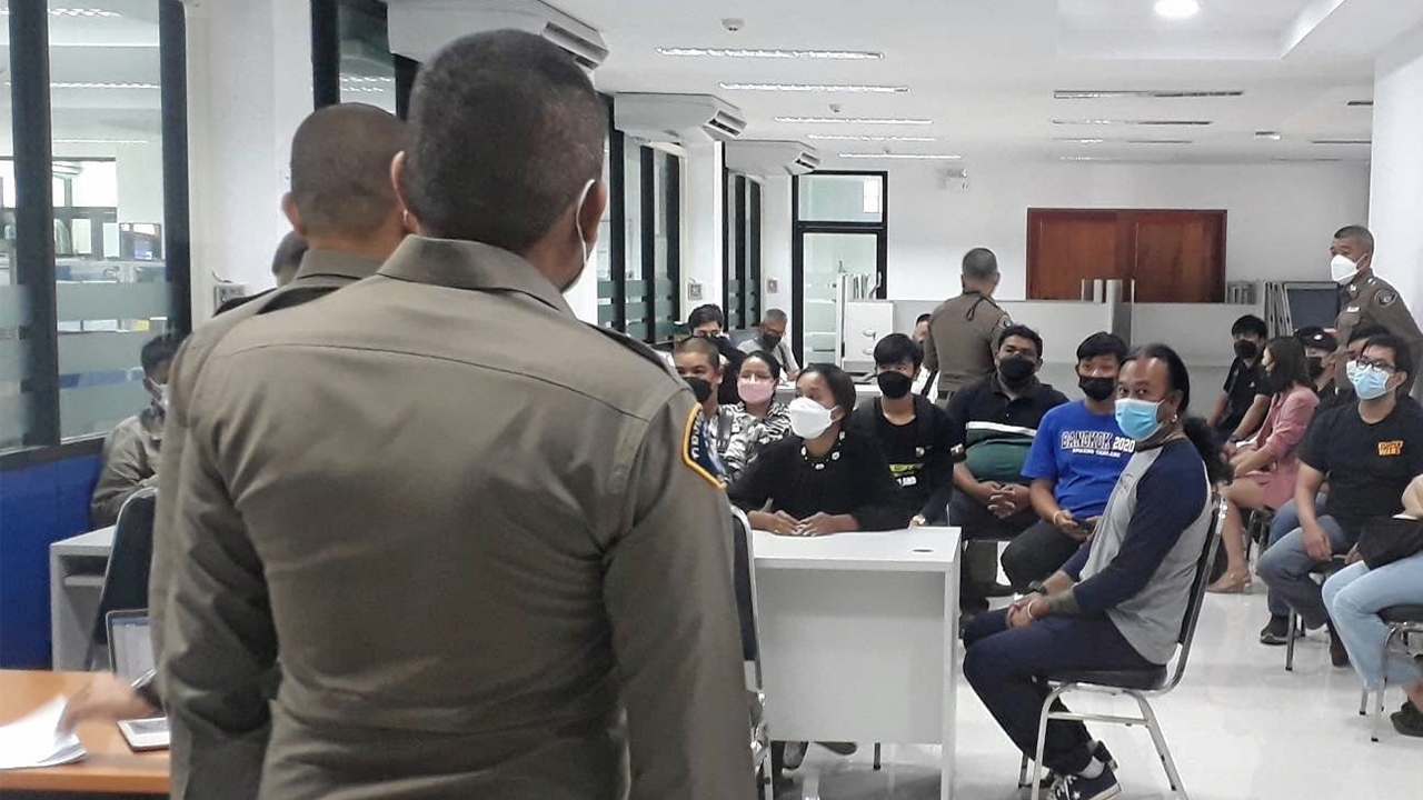 "เหยื่อ" แห่แจ้งกองปราบฯ จับครูโรงเรียนดัง จ่ายดาวน์ เชิดรถหนี