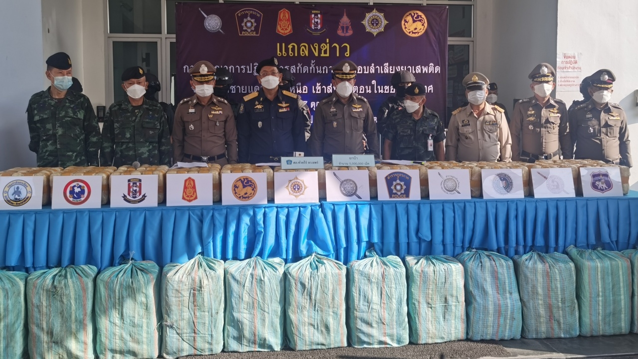 หนุ่มขนยาหลบด่านได้ แต่รถติดหล่ม ถูกตามไปรวบ พบยาบ้า 5 ล้านเม็ด