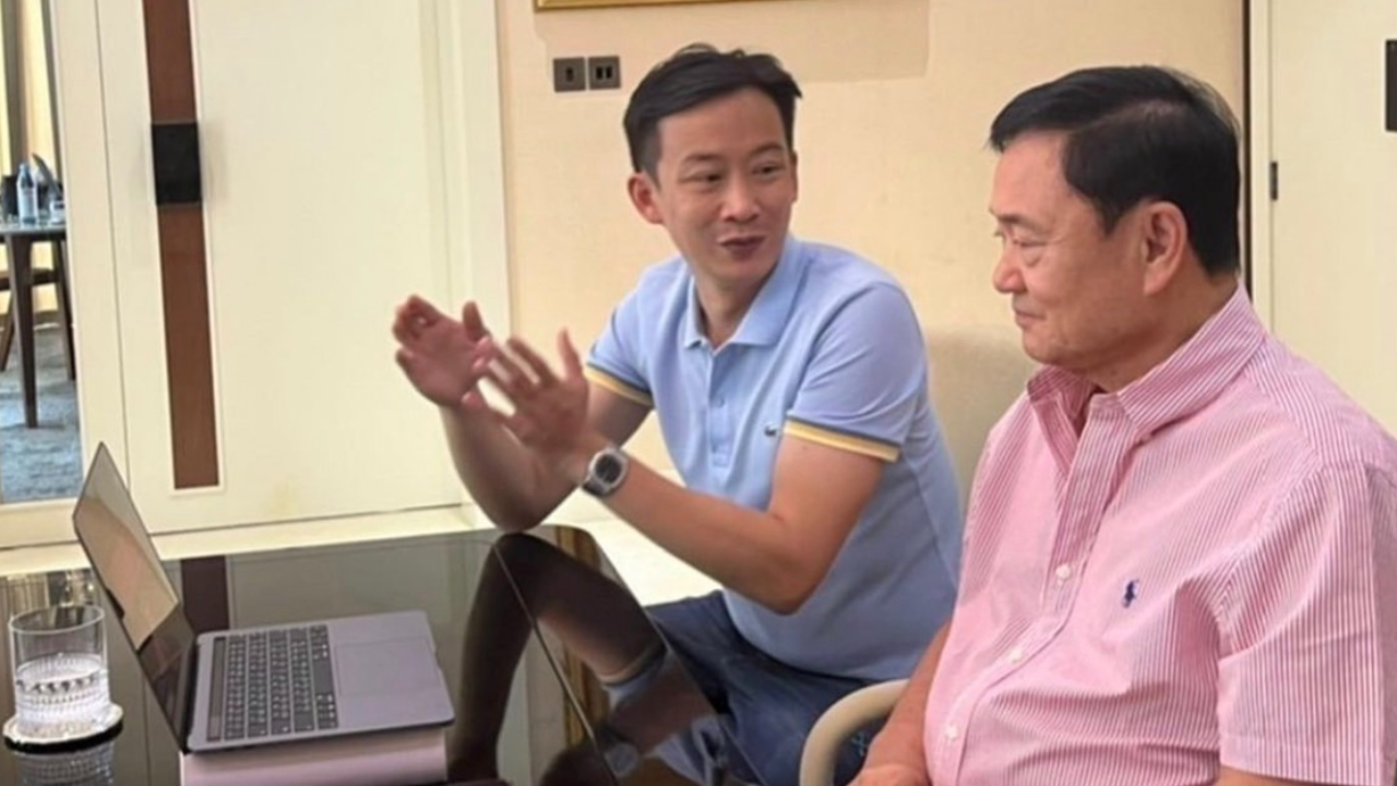 "ทักษิณ" ยิ้มภูมิใจ ชมถ่ายทอดสด "อุ๊งอิ๊ง แพทองธาร" บนเวทีประชุมพรรคเพื่อไทย