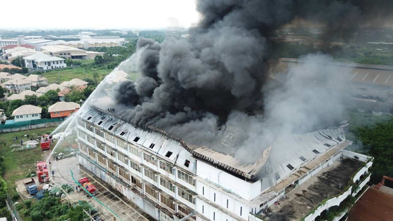 ไฟไหม้โรงงานผลิตเฟอร์นิเจอร์ที่สมุทรสาคร รอประเมินความเสียหายสอบหาสาเหตุ