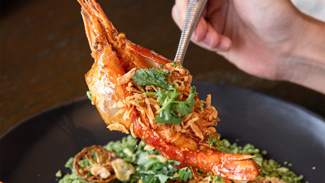 "กุ้งแม่น้ำทอดซอสมะขาม" ตำนานความอร่อยบ้านดุสิตธานี