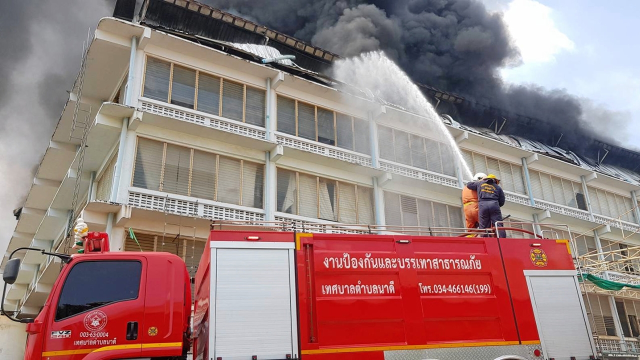 เผาโรงงานเฟอร์นิเจอร์ คนงานหนีตาย ไฟผลาญ 20 ล้าน ปิดกั้นอาคาร หวั่นพังถล่ม