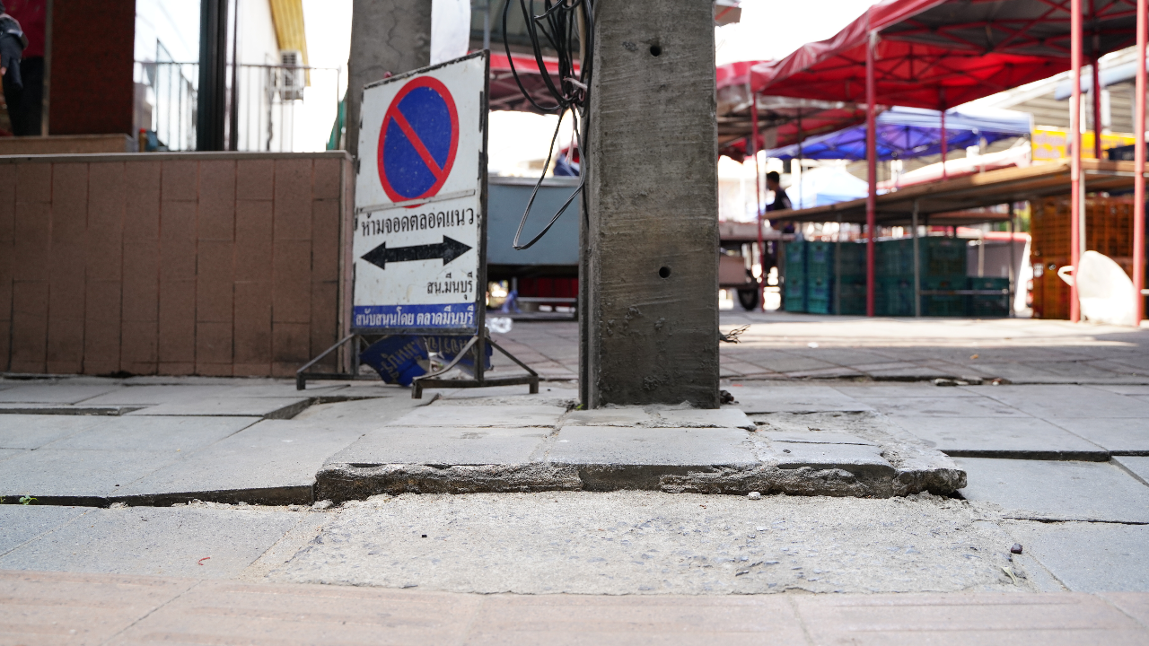 “สุชัชวีร์” ขาพลิกขณะเดินบนทางเท้า ส่วนผู้สมัคร ส.ก. หกล้ม ตอกย้ำถึงปัญหา