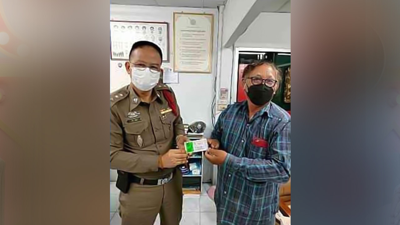 เถ้าแก่ดวงเฮง ถูกหวย 30 ล้าน แม่ค้าขอให้ช่วยซื้อ ยัดใส่มือ 5 ใบ 