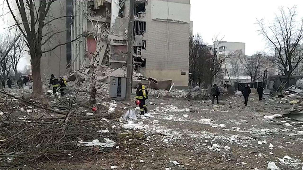 สลด รัสเซียโจมตีเมืองเชอร์นิฮิฟ คนเข้าคิวรับขนมปังโดนลูกหลงดับ 13 ศพ