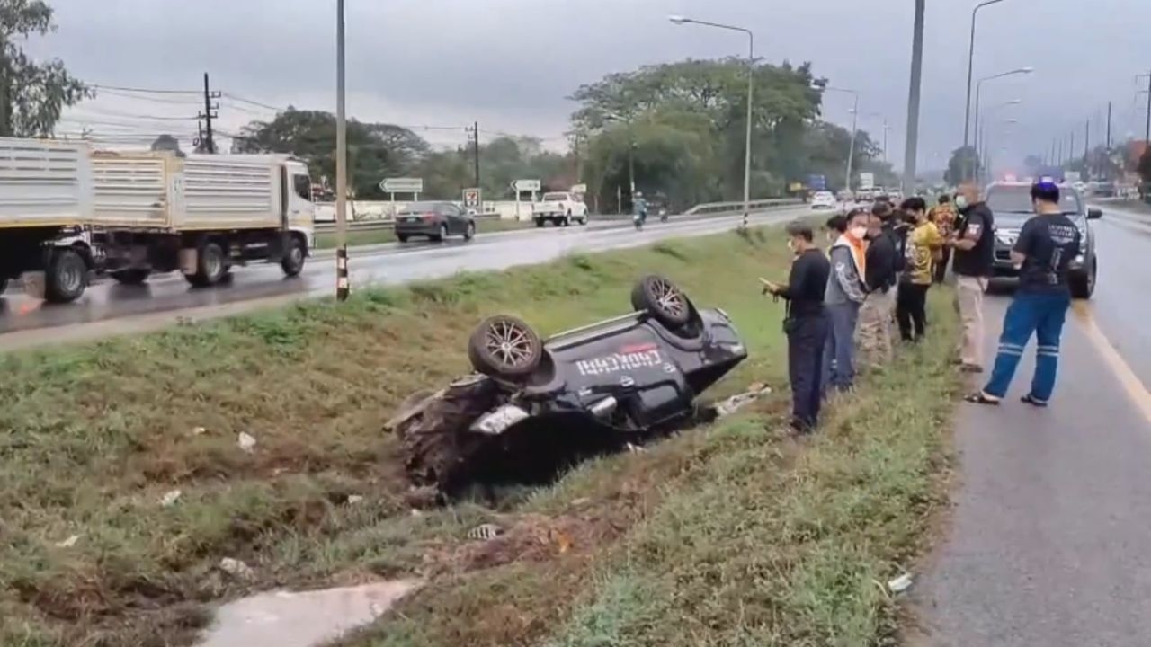 หนุ่มอุดรฯ ใจเด็ดขับรถไล่ล่าโจรลักกระบะ ก่อนพุ่งชนท้ายคว่ำจนสลบเหมือด