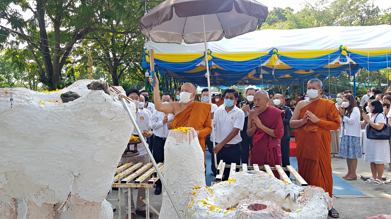 คอหวยแห่ส่อง "เลขเด็ด" ขันน้ำมนต์พิธีหล่อองค์ "ท้าวเวสสุวรรณ-ท้าวหิรัญพนาสูร"