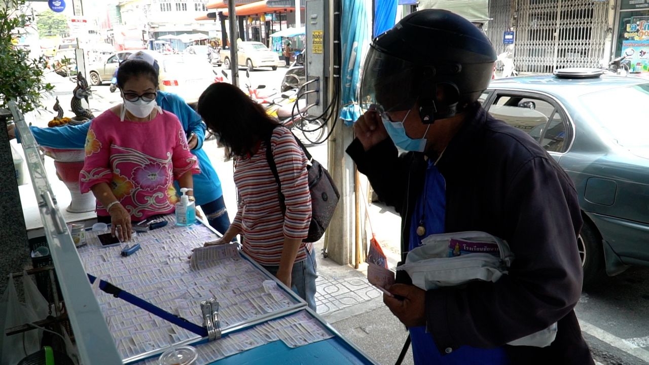 โค้งสุดท้ายแผงหวยชัยนาท มาทั้งเลขแตงโม-สรพงศ์ โอดน้ำมันแพงทำขายไม่ออก