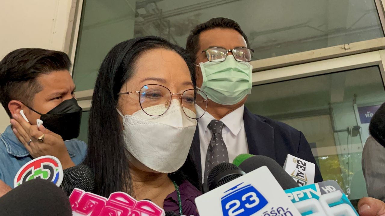 ศพแตงโมส่งถึง รพ.ธรรมศาสตร์ฯ ผ่าชันสูตรซ้ำ คุณแม่อนุโมทนา ปอ-โรเบิร์ต 