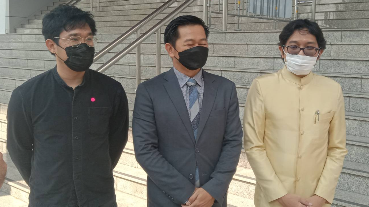 ยกฟ้อง 2 นักเคลื่อนไหวฯ "หมิ่นสถาบัน" ชี้มีเพียงพยานบอกเล่า 