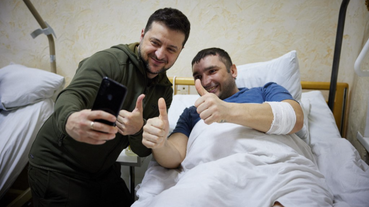 ผู้นำยูเครนดอดเยี่ยมทหารบาดเจ็บที่รพ. ข่มขวัญสังหารทหารรัสเซียแล้ว 13,000 ศพ