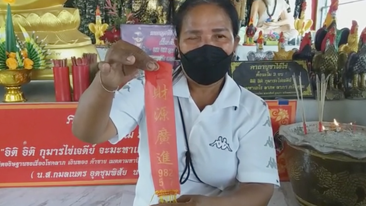 ช่วงนี้ขายไม่ดี แม่ค้ากล้วยพาหลานขอพร "ไอ้ไข่" พร้อมลุ้น "เลขเด็ด" เสี่ยงโชค