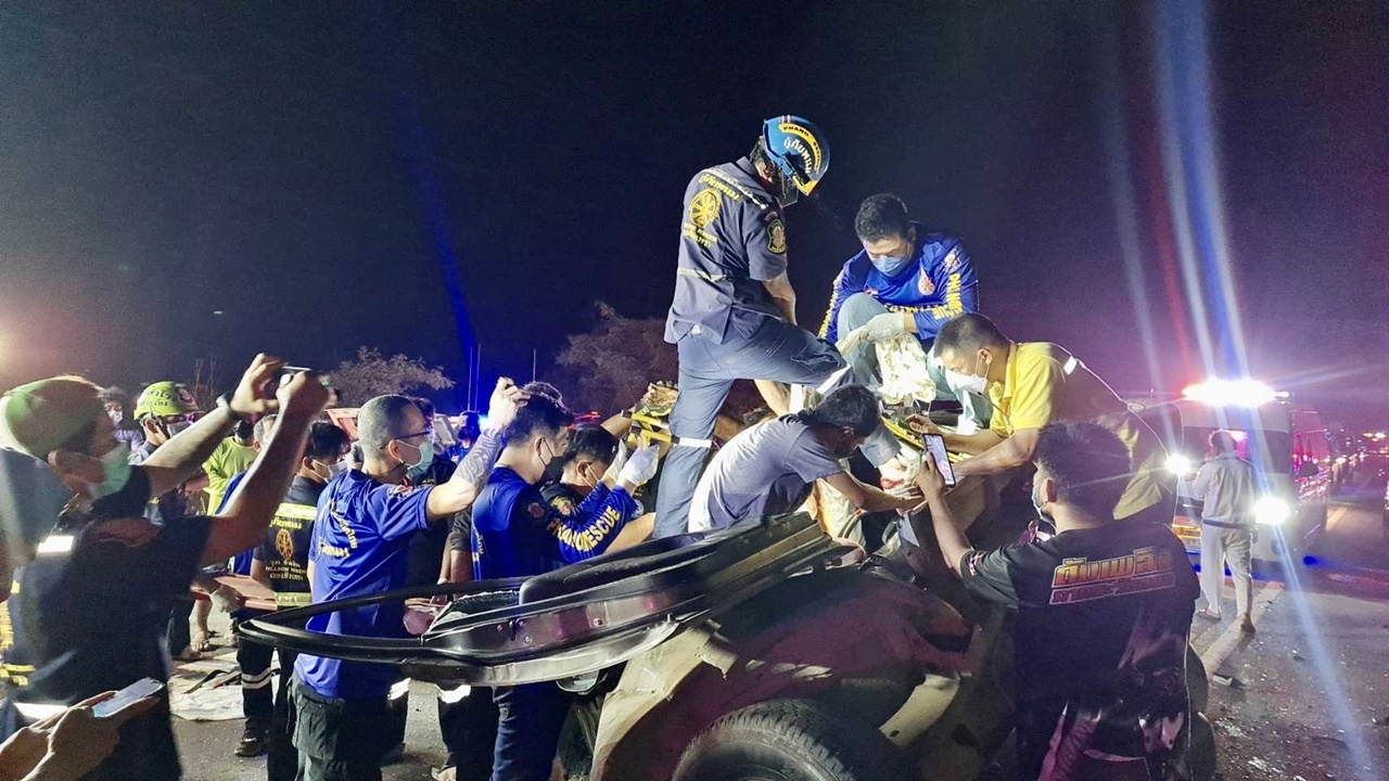 กระบะแซงไม่พ้นชน 5 คันรวด ดับคาที่ 3 ศพ รวมหญิงตั้งครรภ์ 3 เดือน