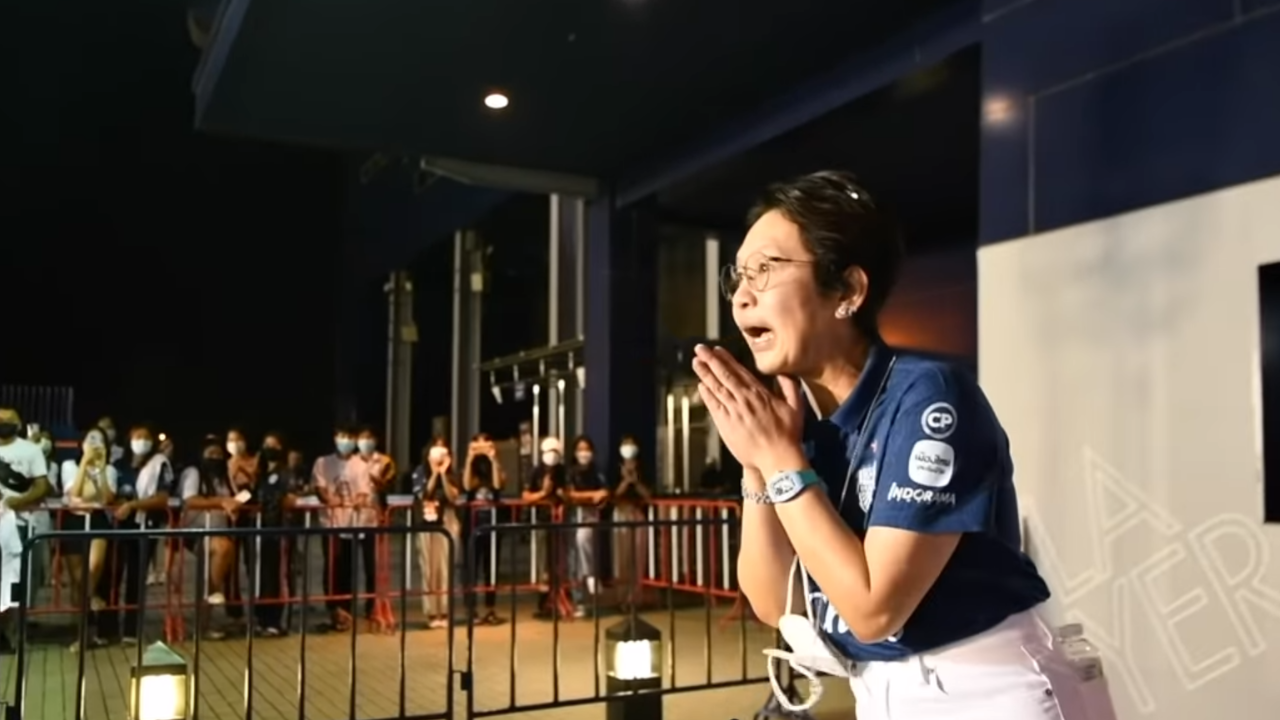 "ป้าต่าย" แจงเหตุผลกับแฟนบอล "บุรีรัมย์" หลังนักเตะขึ้นรถบัสงดแจกลายเซ็น (คลิป)
