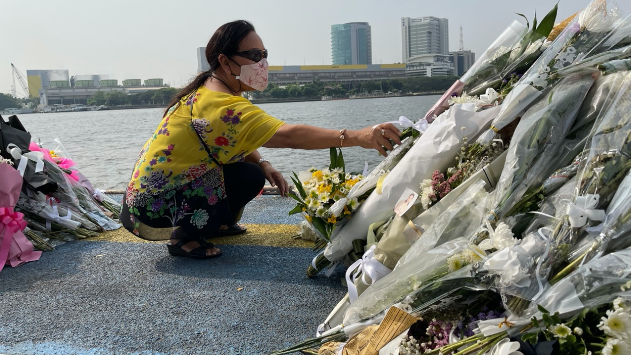 ช่อดอกไม้ล้น คนแห่ไว้อาลัยแตงโม ต้องย้ายออกจากโป๊ะท่าเรือ