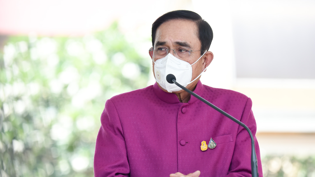 “บิ๊กตู่” ท้าพวกจ้องคิดล้มนายกฯ ชี้เรื่องยุบสภาหลังเอเปคเป็นแค่ความเห็น “บิ๊กป้อม”