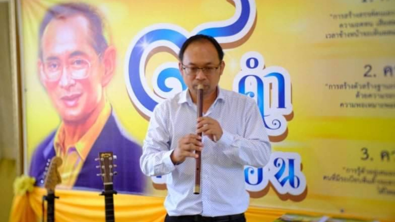 ครู รร.วัด สร้างประวัติศาสตร์ เป่าเพลงพระราชนิพนธ์ด้วยขลุ่ยครบ 48 เพลง
