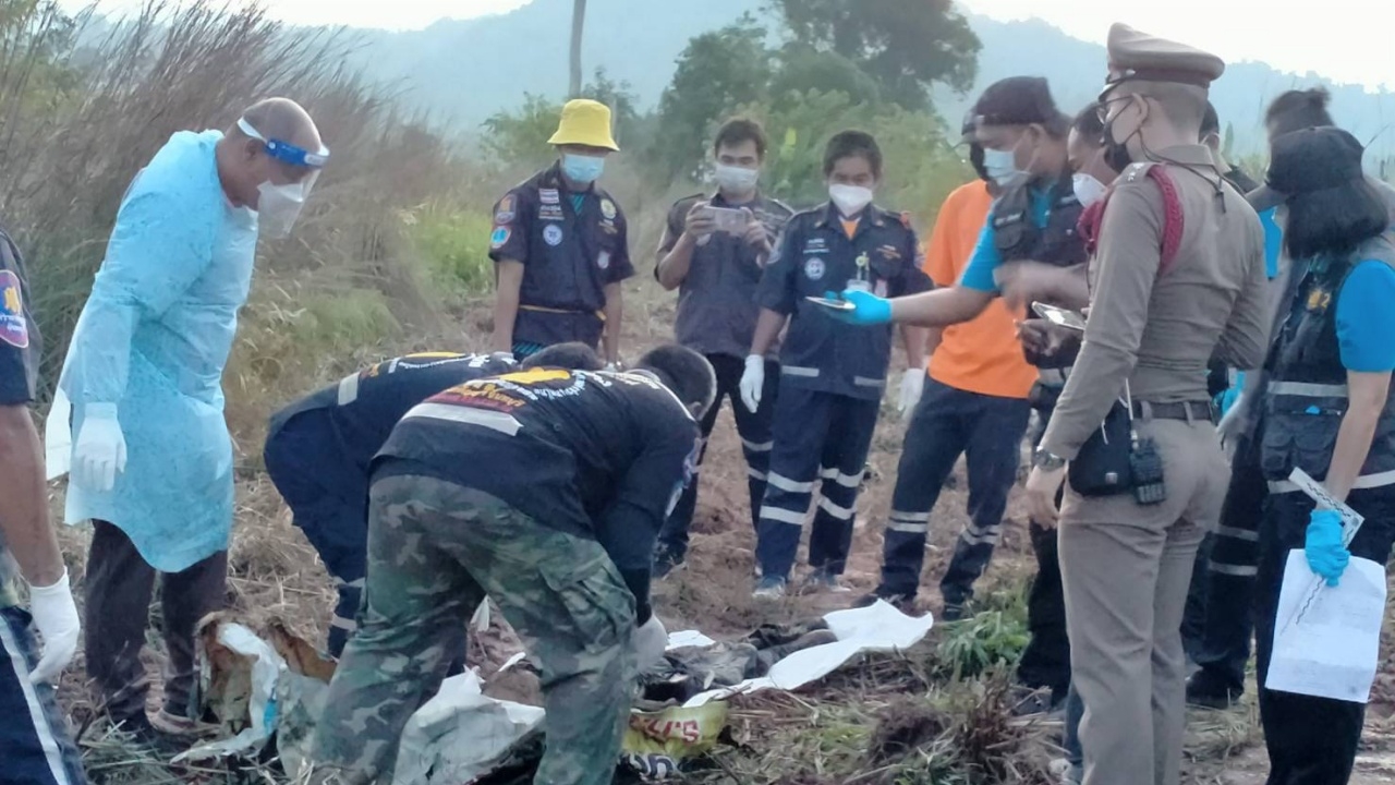 ผงะ จะไปไถที่พบศพเหลือกระดูก ถูกห่อด้วยป้ายไวนิล ตร.คาดฆาตกรรมอำพราง