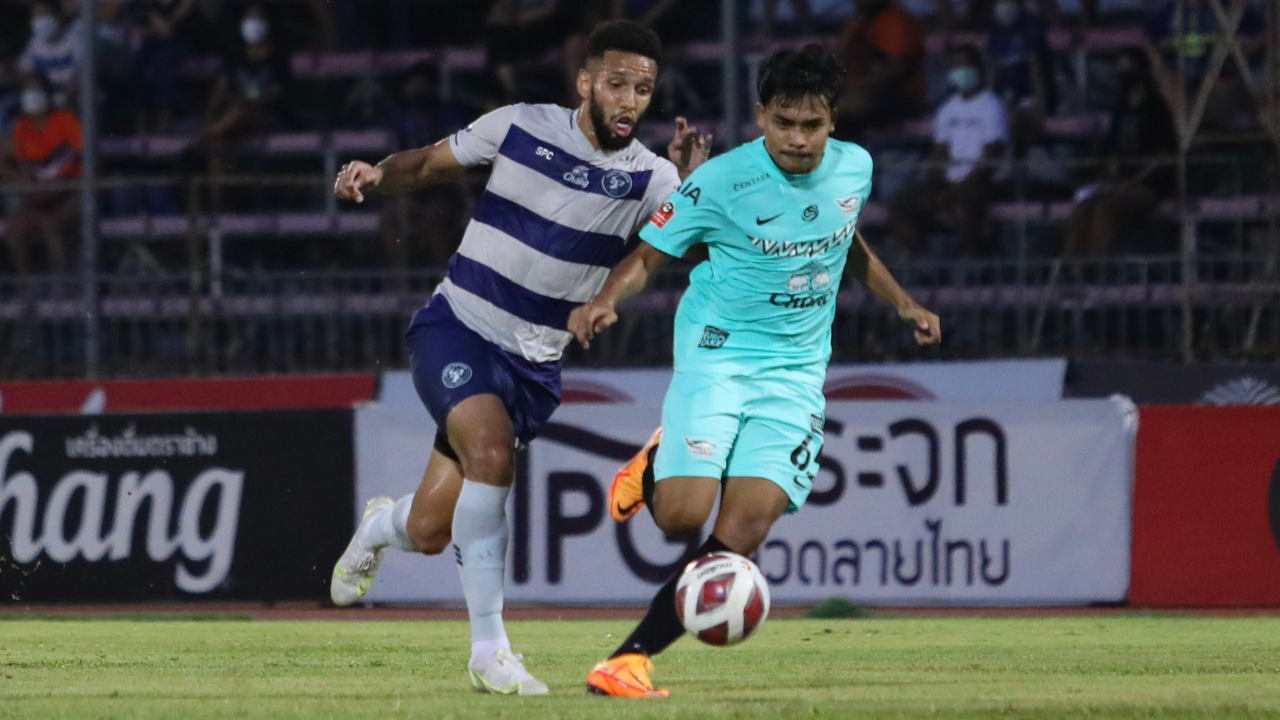 "ชลบุรี" ยิง 2 ประตูช่วงนาทีบาป บุกแซงดับ "สมุทรปราการ" จมโซนตกชั้นศึก ไทยลีก 1