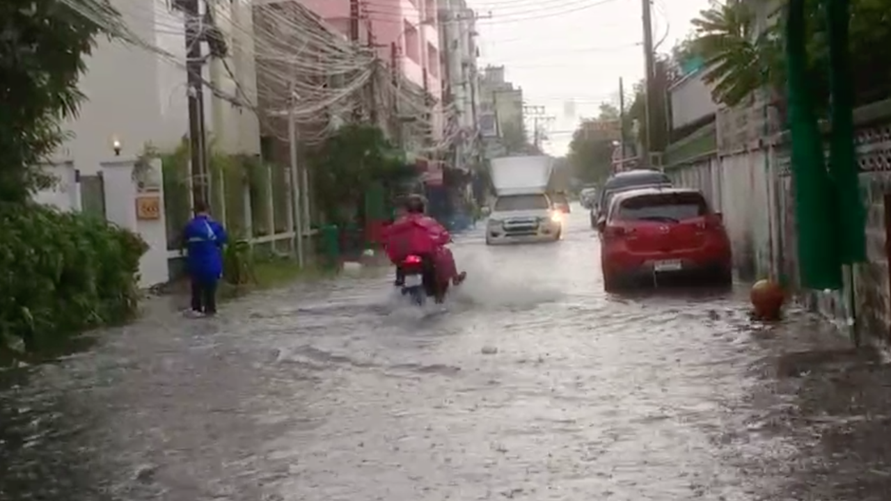 ฝนหน้าร้อนกระหน่ำทั่วกรุง ห้วยขวาง ลาดพร้าว น้ำเต็มซอยรอระบาย