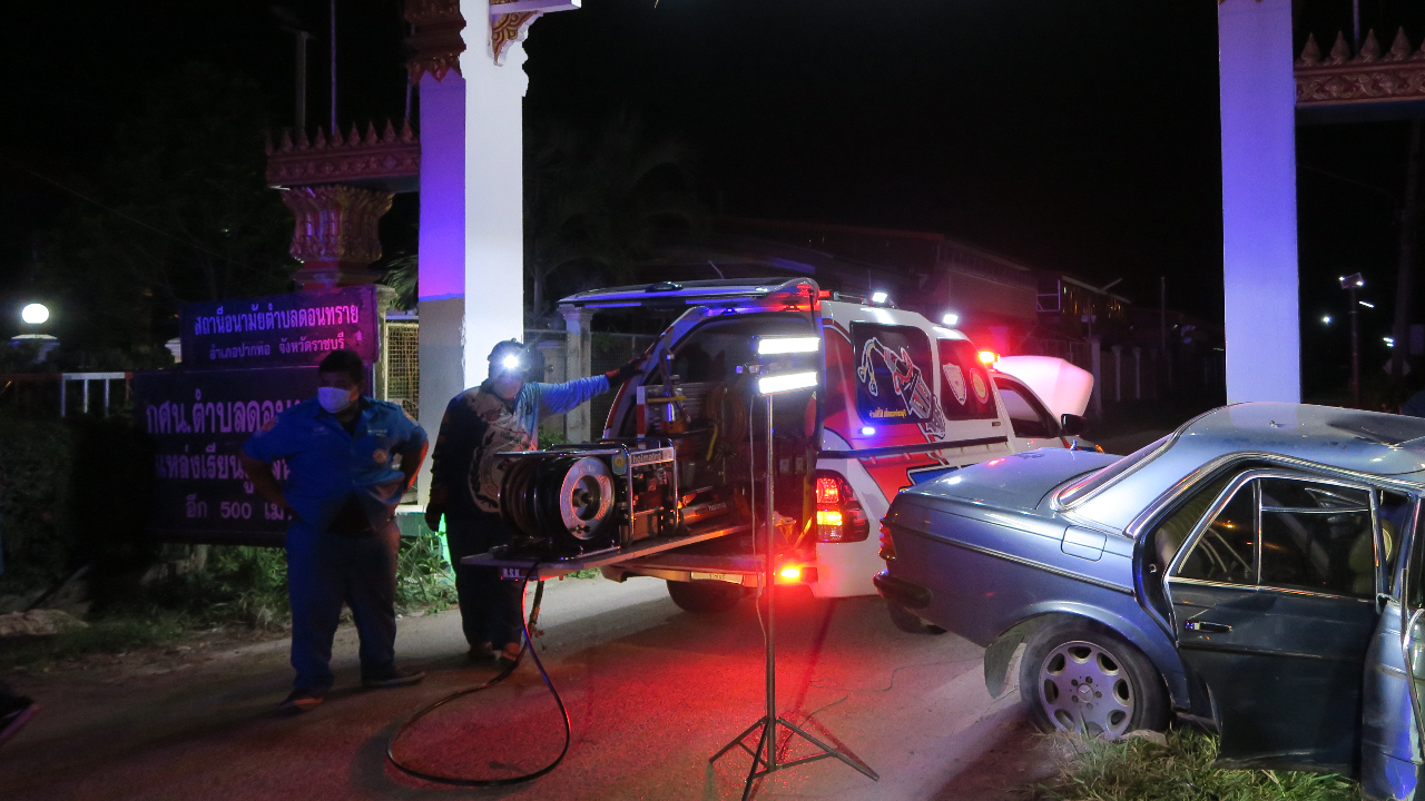 เบนซ์เสียหลัก พุ่งเสยเสาไฟหน้าวัด อัดร่างคนขับ ดับสนิทคารถ