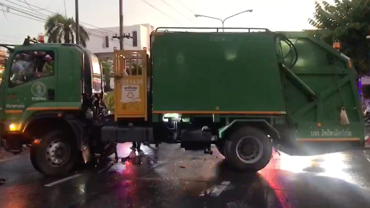 รถขยะถอยหลังเข้าซอย หนุ่ม 18 ขี่ จยย.พุ่งชนกลางลำ เสียชีวิตคาที่