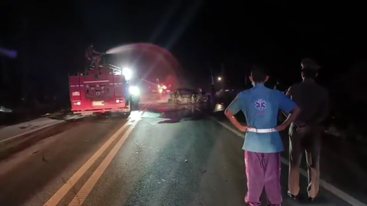 รถชนกัน 3 คันไฟลุกพึ่บ 2 พี่น้องหนีไม่ทันถูกไฟคลอกดับสลด