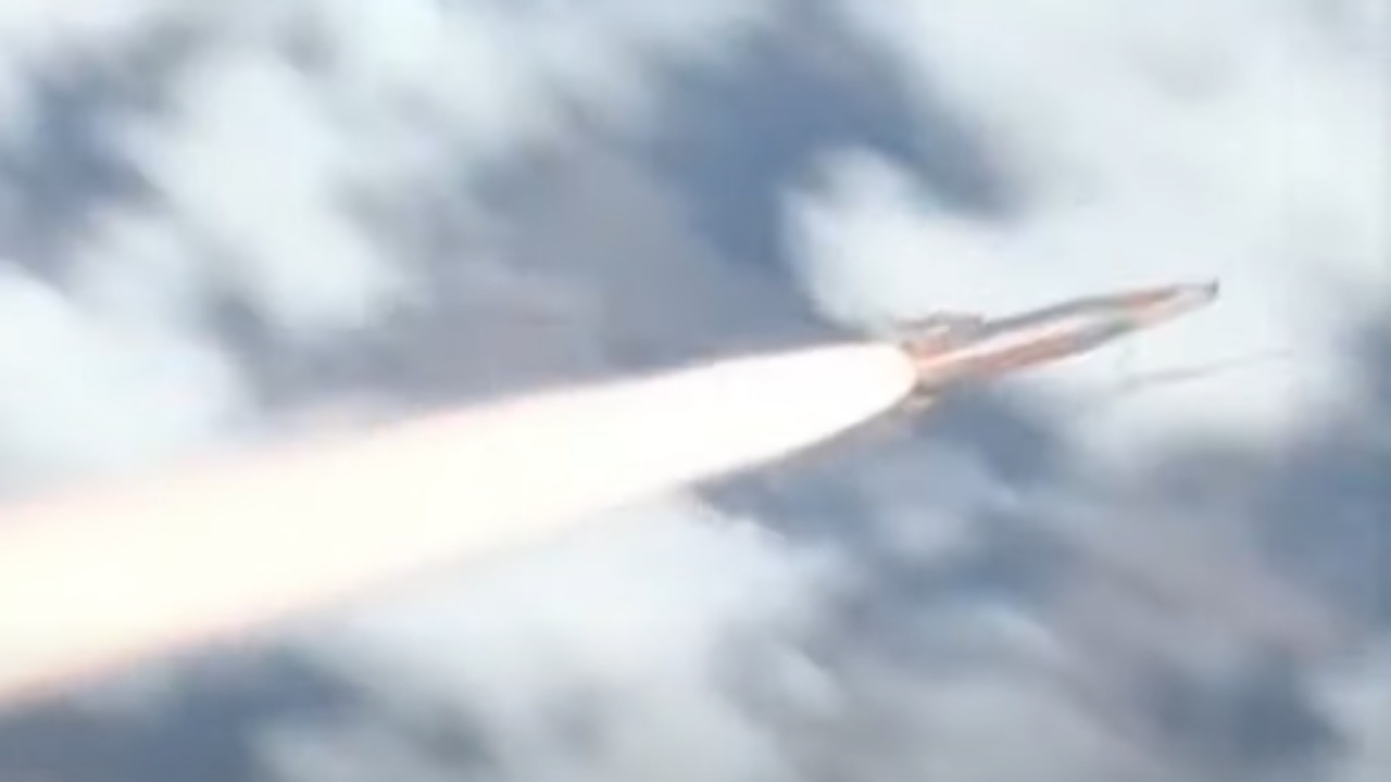 นาทีโหด รัสเซียยิงขีปนาวุธล่องหน ความเร็วเหนือเสียง ถล่มยูเครนครั้งแรก (คลิป)