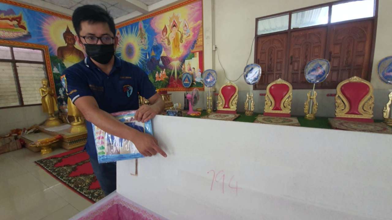 ตร.ยันไม่มีการทวงหนี้โหด แม่ค้าที่ตายพร้อมลูก ชาวบ้านขอโชคจากฝาโลง