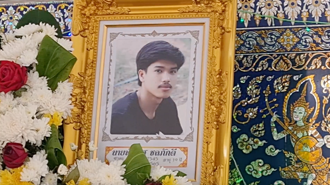 ครอบครัวเศร้า เผาศพ "น้องเปรม" ตร.สรุปคดี 30 วัน 7 รุ่นพี่โดนข้อหาหนัก