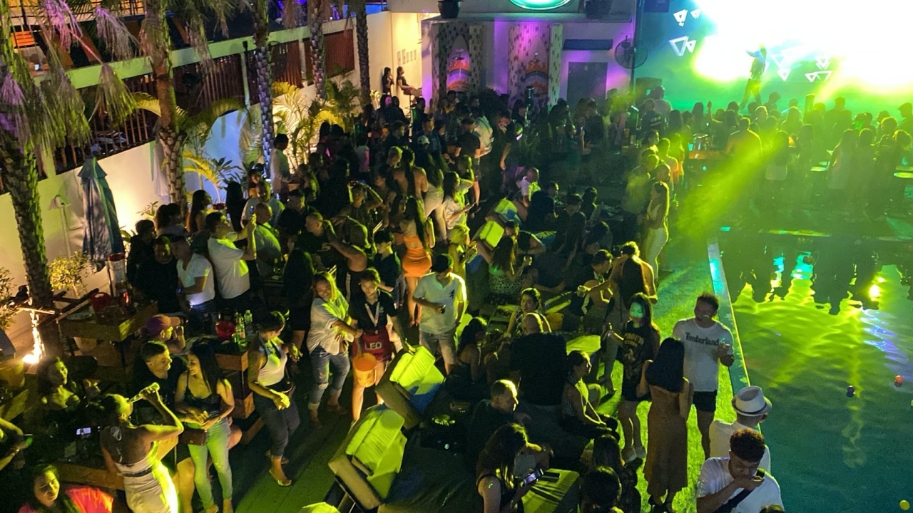 โซเชียลเดือด ร้านเหล้าพัทยาฝรั่งมั่วไทย เปิดหน้าดื่ม กิน ดิ้น 