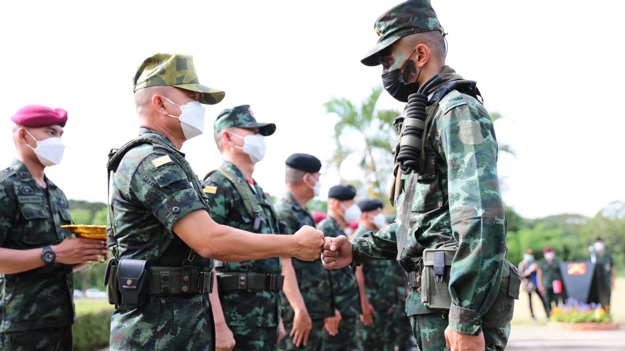 ผบ.ทบ. ติดเครื่องหมาย "เสือคาบดาบ" ให้ 223 นายร้อย จบหลักสูตรจู่โจม