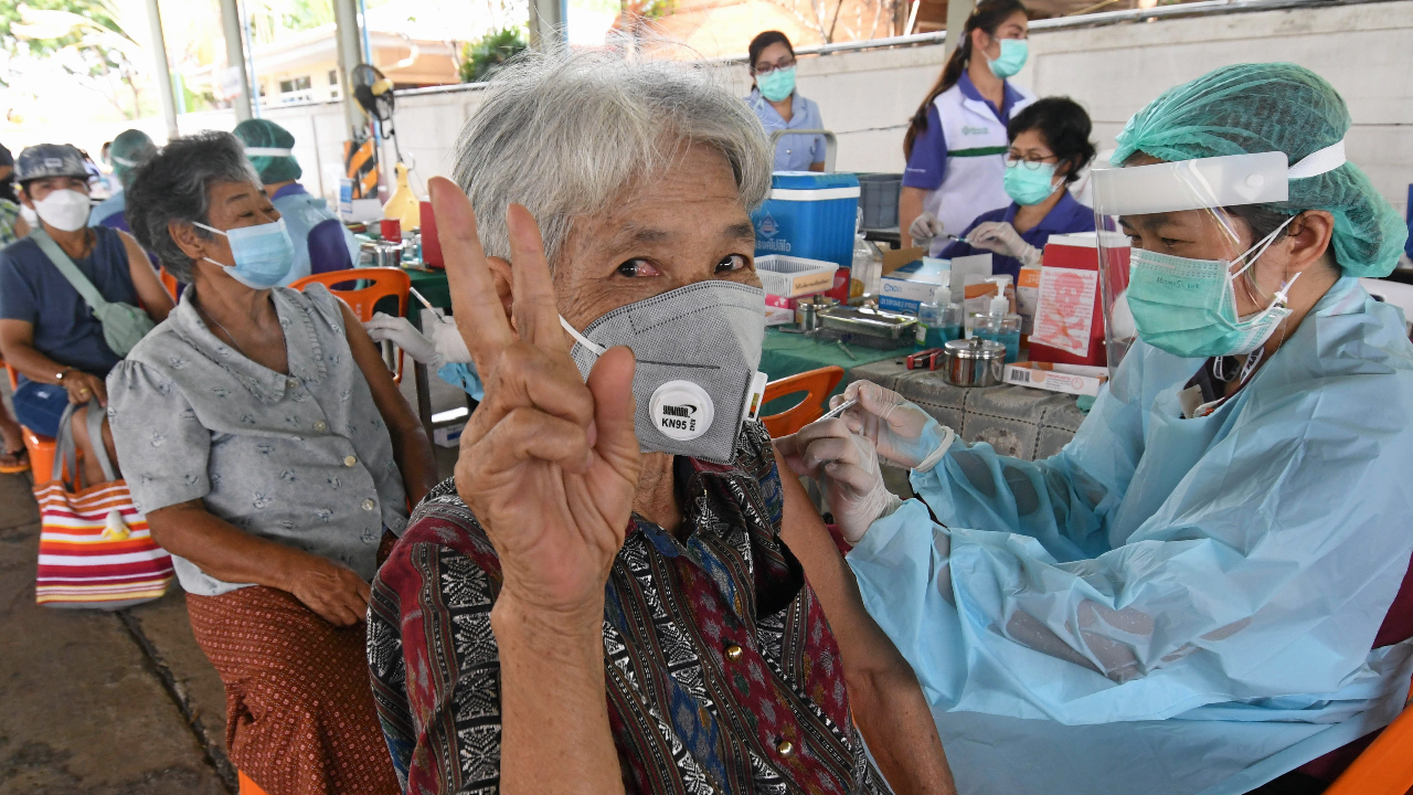 ยอดฉีดวัคซีนไทยล่าสุด 127.4 ล้านโดสแล้ว เข็ม 3 ขยับเป็น 32.3% ของประชากร