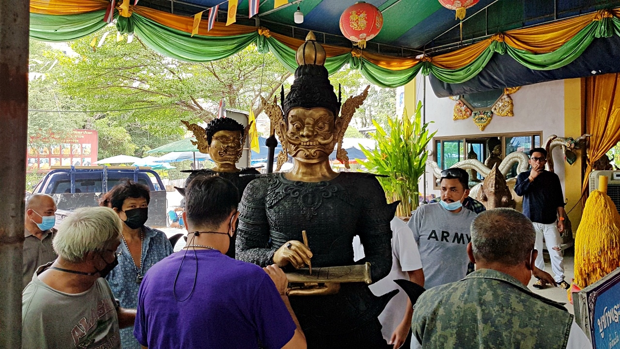 เสี่ยโรงงาน นำ 2 ยักษ์มหาเทพ ถวายวัดดัง คอหวยไม่พลาดส่อง "เลขเด็ด" หางประทัด