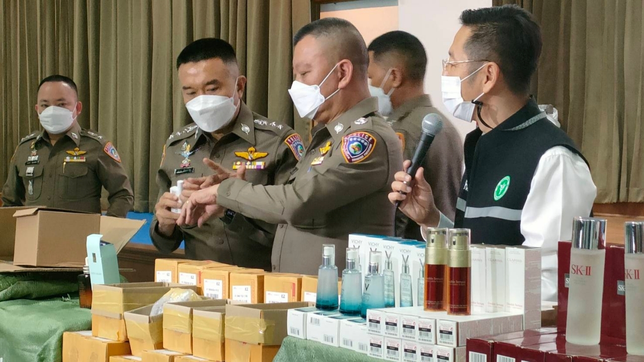 ปคบ.ทลายโกดังเครื่องสำอางปลอม ใช้แล้วผื่นขึ้น ยึดของกลางมูลค่า 70 ล้าน