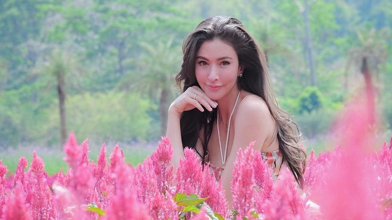 ริต้า เชื่อเรื่องฮวงจุ้ย พื้นบ้านวางด้วยเหรียญทอง หลังคาปูด้วยคริสตัล